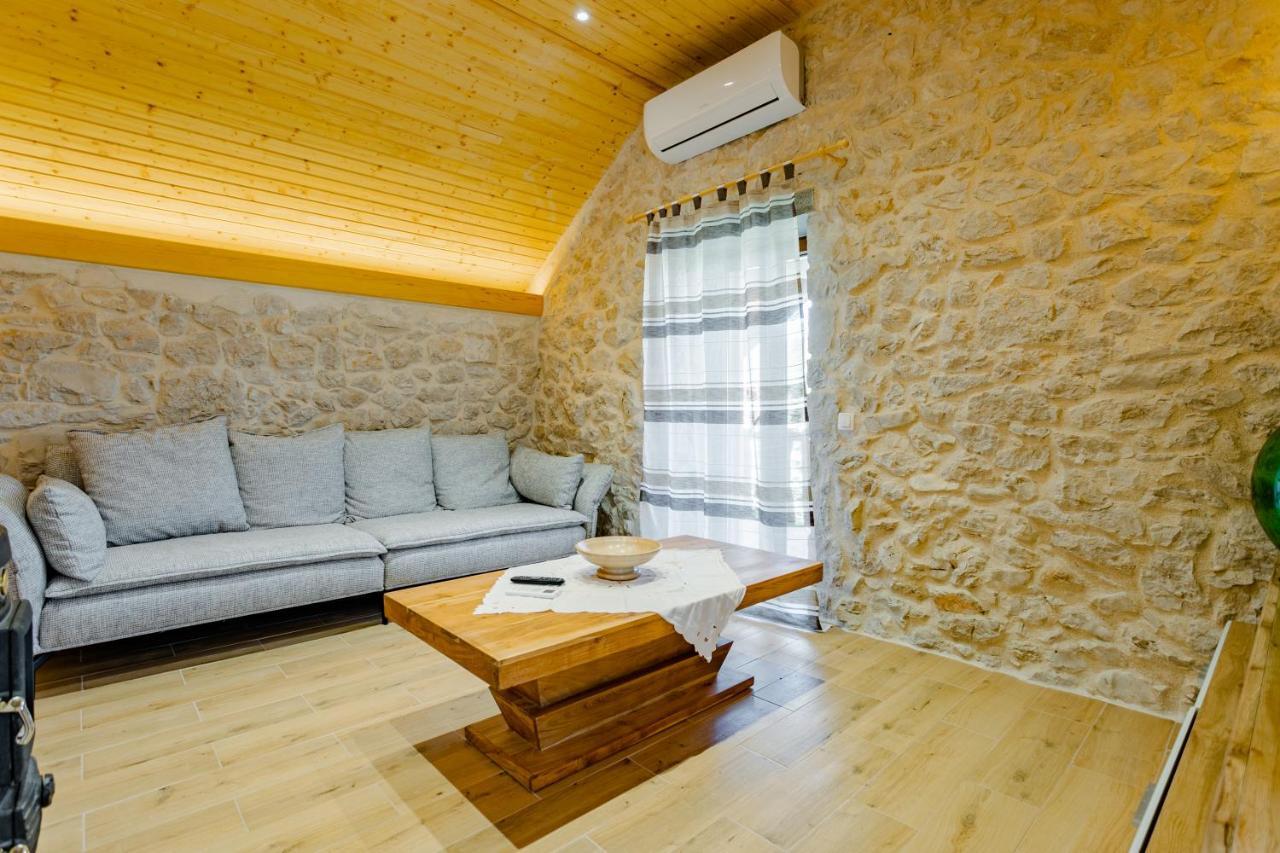 Patakun Holiday Home For 5, With Heated Pool Lecevica Exterior photo
