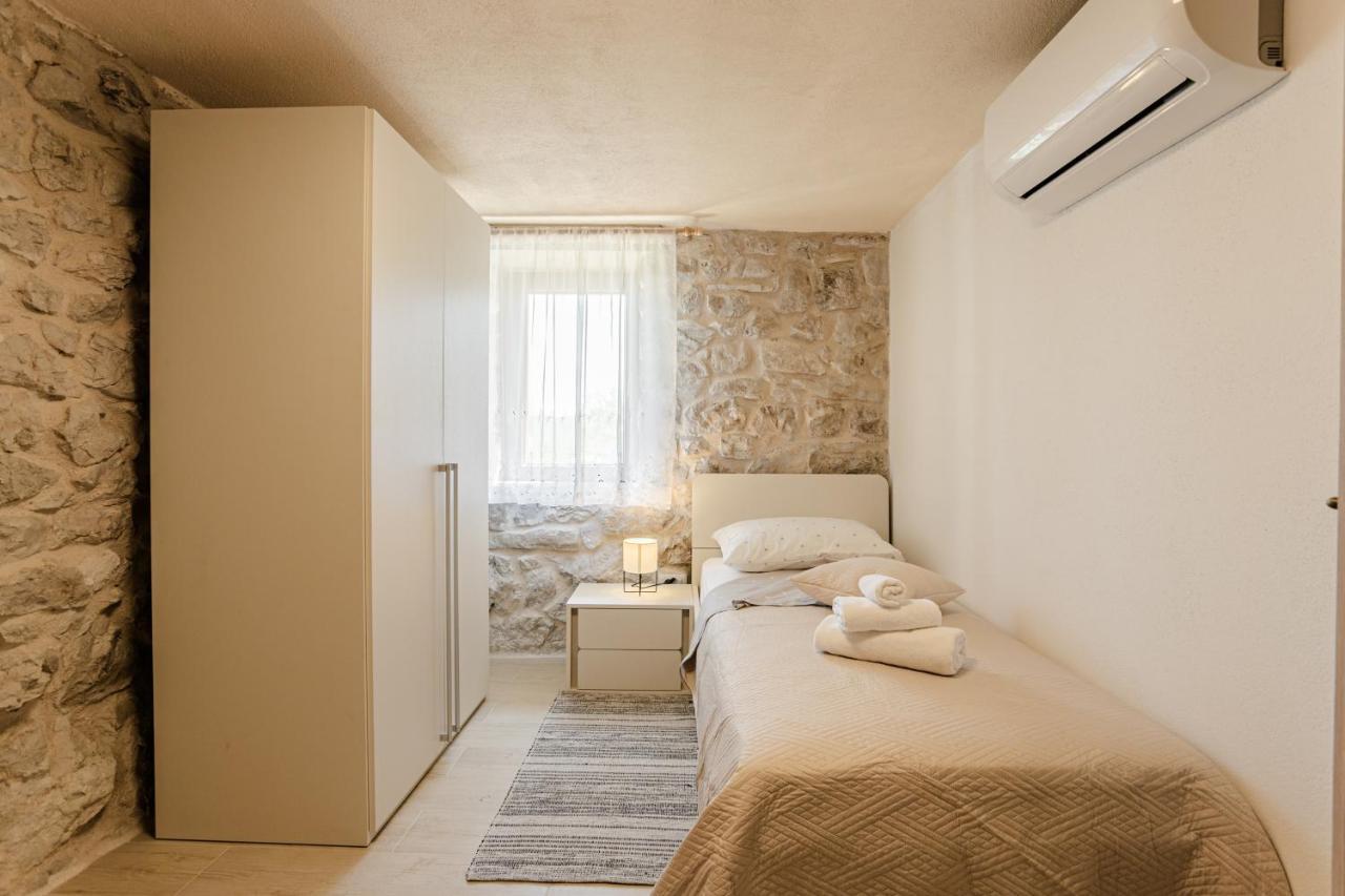 Patakun Holiday Home For 5, With Heated Pool Lecevica Exterior photo