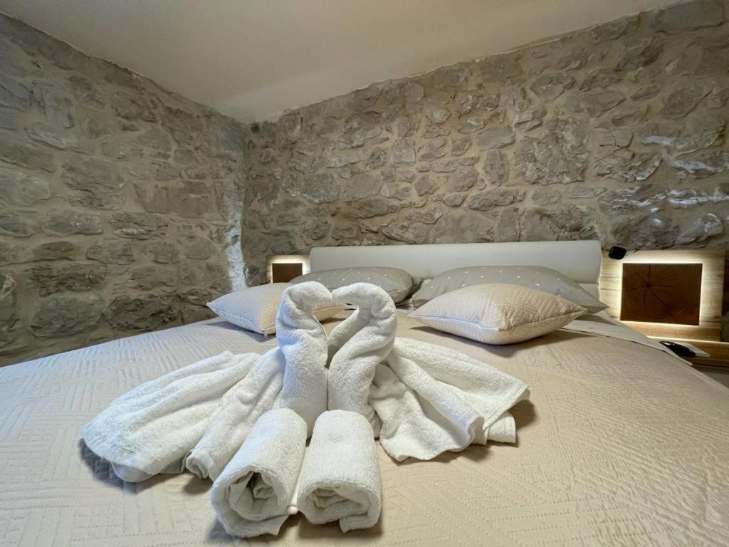 Patakun Holiday Home For 5, With Heated Pool Lecevica Exterior photo