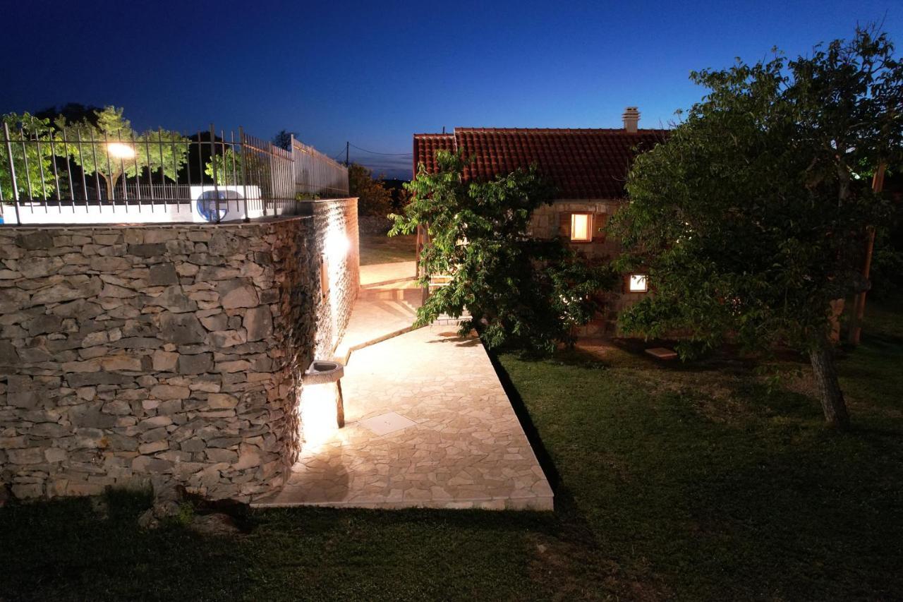 Patakun Holiday Home For 5, With Heated Pool Lecevica Exterior photo