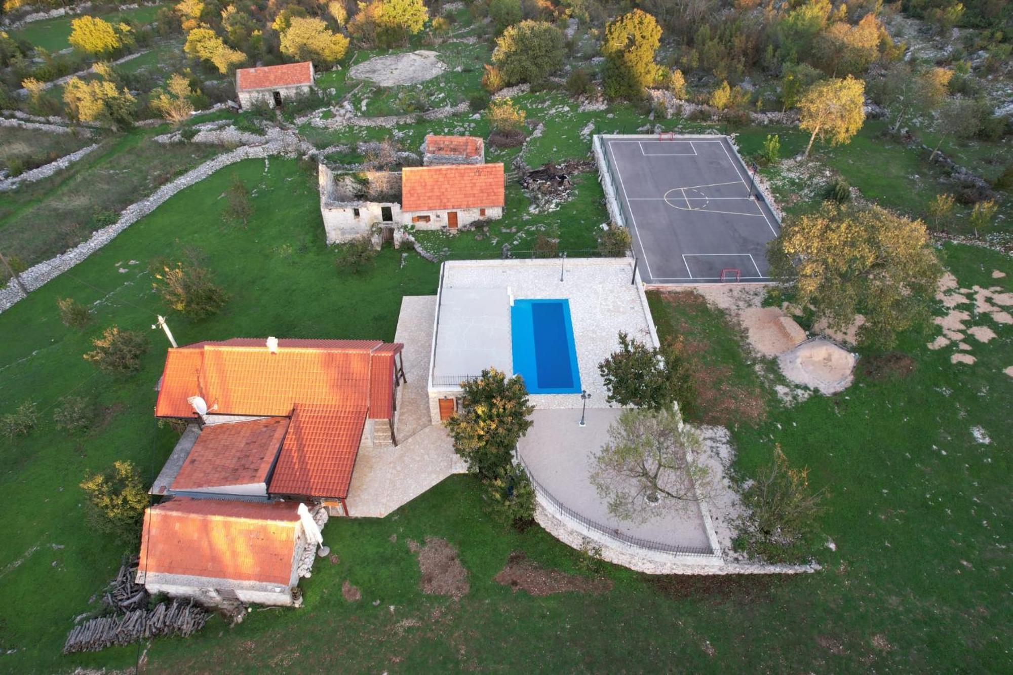 Patakun Holiday Home For 5, With Heated Pool Lecevica Exterior photo
